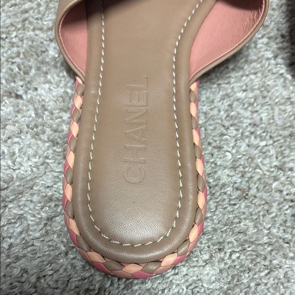 Chanel Tan Cross-Strap Sandals with Minimalist Design - Picture 2 of 10